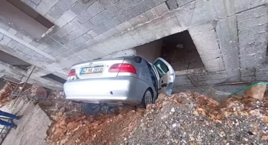 Otomobil, inşaat boşluğuna düştü