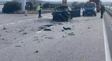 Otomobil, kamyona çarptı: 2 yaralı