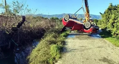 Otomobil sulama kanalına düştü