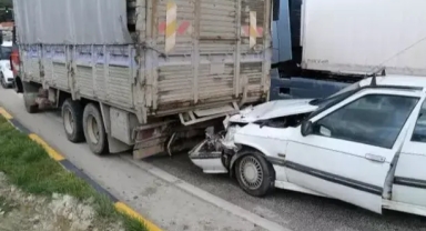 Otomobil ve kamyonet çarpıştı: 4 yaralı