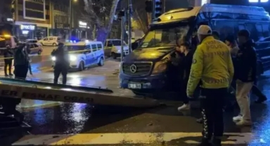 Otomobilin çarptığı minibüs yan yattı:11 yaralı