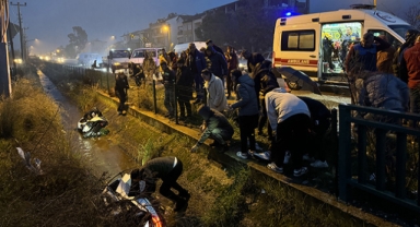 Otomobille çarpışıp kanala düştüler
