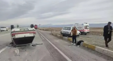 Otomobiller kafa kafaya çarpıştı