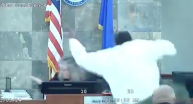 Şartlı tahliye talebi reddedilen sanık hakimin üzerine atladı