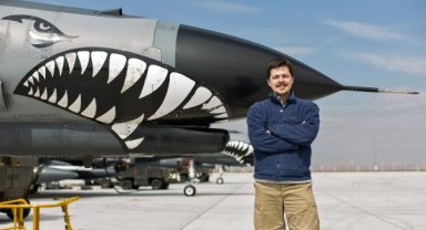 Savaş uçaklarını havada fotoğraflıyor