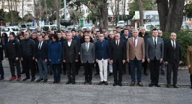 Şehitler için saygı duruşuna geçtiler