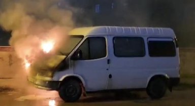 Seyir halindeki minibüs yandı