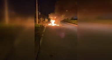 Seyir halindeki motosiklet yandı