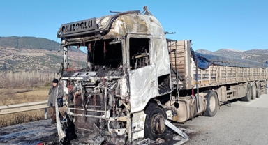 Seyir halindeki tır alev aldı