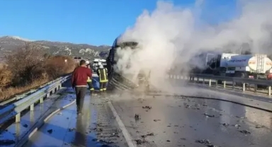 Seyir halindeki tır yandı
