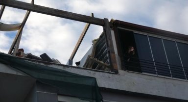 Tadilat yaparken çatı üzerine yıkıldı