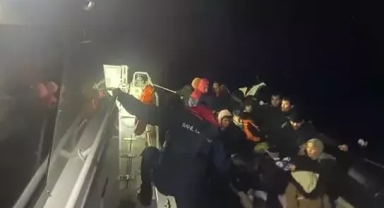 Tekneleri arızalanan göçmenler kurtarıldı