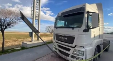 TIR'ın devirdiği yön levhası, sürücünün başına çarptı