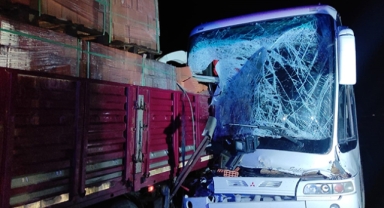 Tırla otobüs çarpıştı