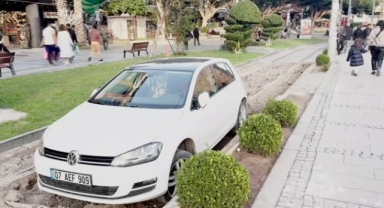 Tramvay yolundaki araçta hasar oluştu