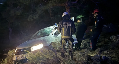 Uçuruma yuvarlanan araçtaki 3 kişi yaralandı