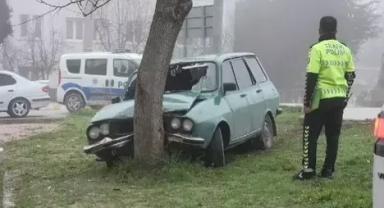 Virajı alamadı, ağaca çarptı