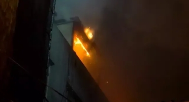 Yangın bitişiğindeki binalara sıçradı