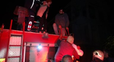 Yangında mahsur kalanları itfaiye kurtardı