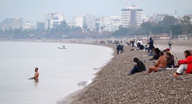 Yeni yılın ilk günü denize girdiler