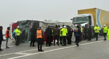 Yolcu otobüsü devrildi: 4 kişi öldü, 36 kişi yaralandı