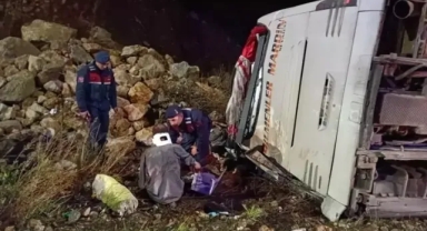 Yolcu otobüsü devrildi: 9 ölü, 30 yaralı