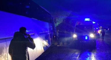 Yolcu otobüsü ve kamyonet çarpıştı: 3 yaralı