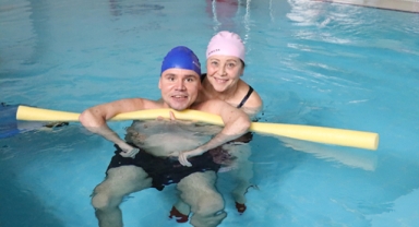 Yüzerek hastalığına direniyor