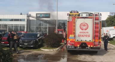 Oto galeride korkutan yangın