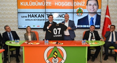 Alanyaspor’da Başkan Böcek’e tesis tepkisi