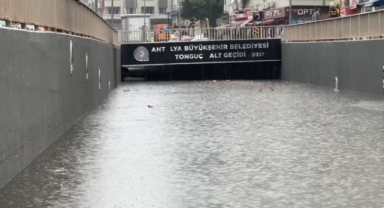 Alt geçit suyla doldu