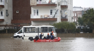 Antalya'da şiddetli yağış: 5 ilçede eğitime ara verildi!