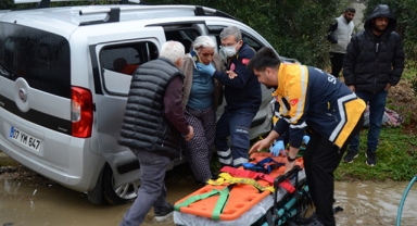 Araçta sıkışanları itfaiye kurtardı