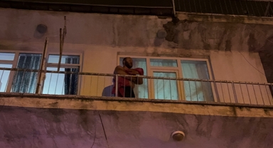 Bebeğine cam parçasıyla zarar vermeye çalıştı