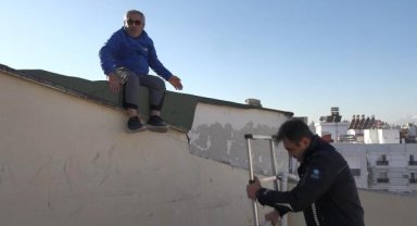 Çatıda mahsur kaldı