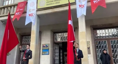 Depremde ölenler için okullarda saygı duruşu