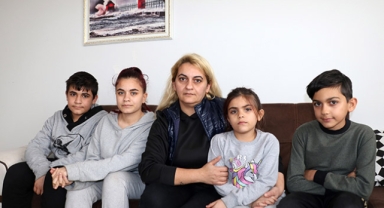 Depremzede aile geçici eve yerleşti