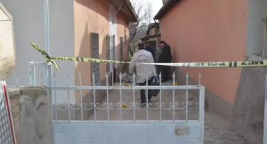 Evinde satırla öldürüldü