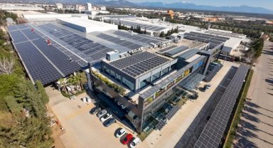 Fabrikalar çatıda elektrik üretiyor