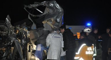 Hafif ticari araç tıra çarptı: 1 ölü, 1 yaralı