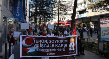 Hekimlerden sessiz yürüyüş
