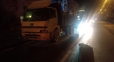 Kamyon ve motosiklet çarpıştı