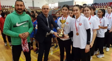 Kepez’in kızları 4 kupa kazandı