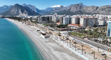Konyaaltı Sahili'nde çalışmalar devam ediyor