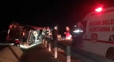 Meyve yüklü tır devrildi: 3 yaralı