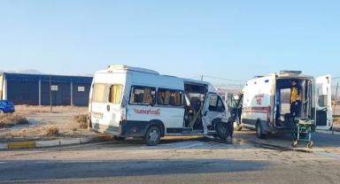 Minibüs ile kamyonetin çarpışması sonucu 8 kişi yaralandı