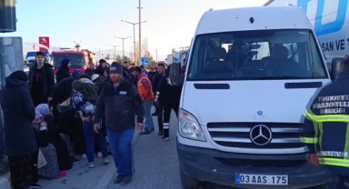 Minibüs ile tır çarpıştı: 12 yaralı