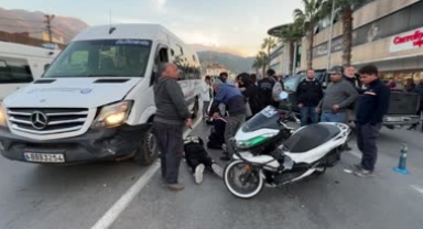 Motosiklet minibüse çarptı
