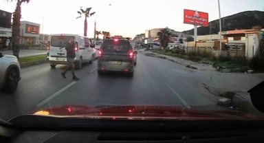 Motosikletin yayaya çarptığı kaza, kamerada