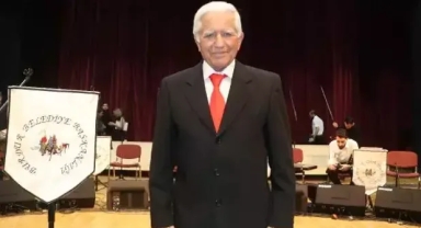 Müzik aşkıyla mekik dokudu